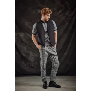 Pantalón jogger unisex artia Norvil 74 en cuadro negro/beige, vista frontal, sobre modelo.