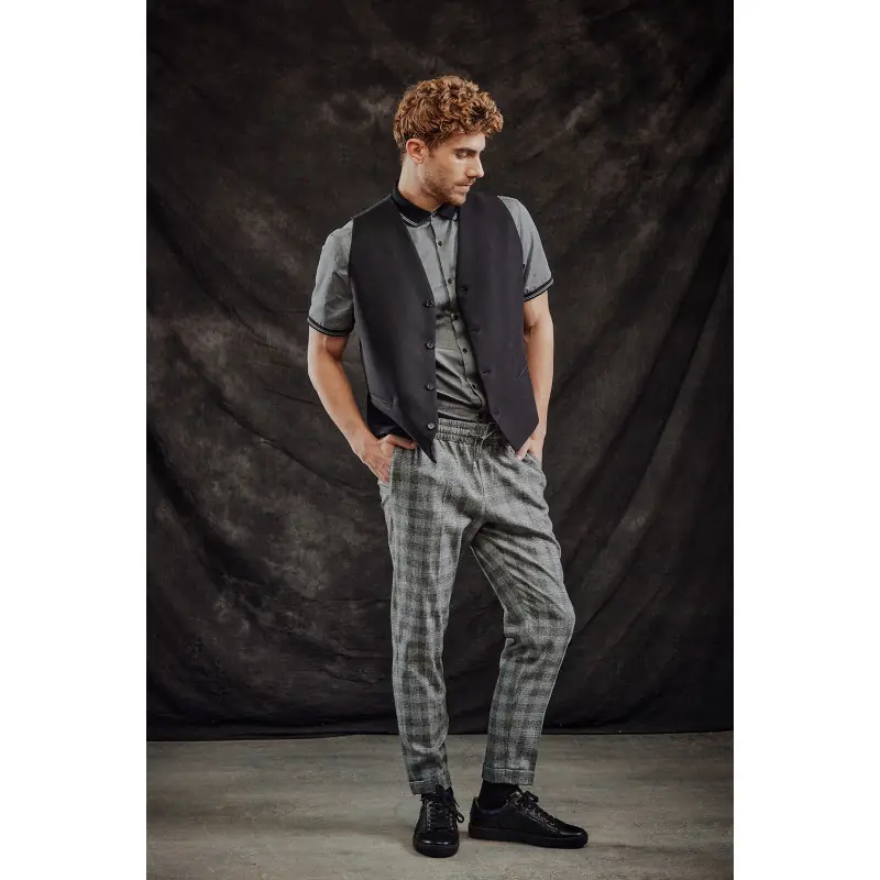 Pantalón jogger unisex artia Norvil 74 1 Pantalón jogger unisex artia Norvil 74 en cuadro negro/beige, vista frontal, sobre modelo.