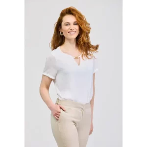 Blusa escote joya Norvil 7401 en blanco, vista frontal, sobre modelo.