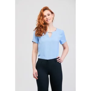 Blusa escote joya Norvil 7401 en azul celeste, vista frontal, sobre modelo.