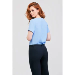 Blusa escote joya Norvil 7401 en azul celeste, vista trasera, sobre modelo.