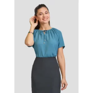 Blusa escote nudo Norvil 7402 en azul grisáceo, vista frontal, sobre modelo.