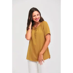 Blusa escote nudo Norvil 7402 en mostaza, vista frontal, sobre modelo.