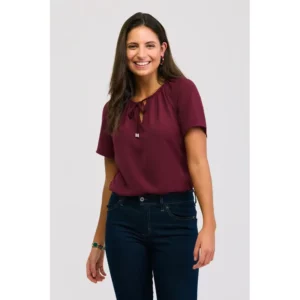 Blusa escote nudo Norvil 7402 en granate, vista frontal, sobre modelo.
