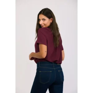 Blusa escote nudo Norvil 7402 en granate, vista trasera, sobre modelo.