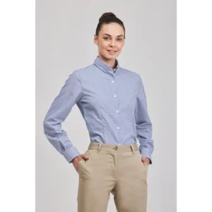 Camisa cuadros de mujer Norvil 745 en marino, vista frontal, sobre modelo.
