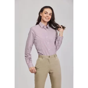 Camisa cuadros de mujer Norvil 745 en rojo, vista frontal, sobre modelo.