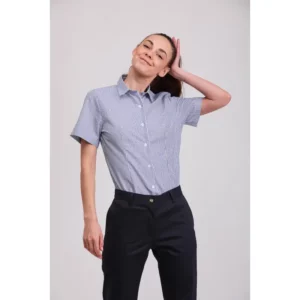 Camisa vichy de mujer Norvil 7450 en marino, vista frontal, sobre modelo.