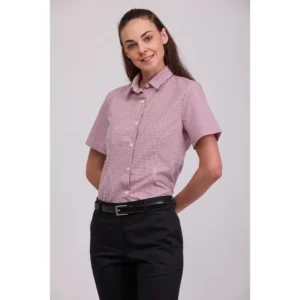 Camisa vichy de mujer Norvil 7450 en rojo, vista frontal, sobre modelo.