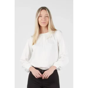 Blusa satén de mujer Norvil 747 en blanco roto, vista frontal, sobre modelo.