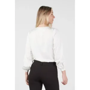 Blusa satén de mujer Norvil 747 en blanco roto, vista trasera, sobre modelo.