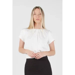 Blusa satén de mujer Norvil 7470 en blanco roto, vista frontal, sobre modelo.