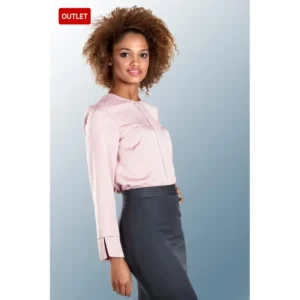 Blusa satén pliegue central Norvil 749 en rosa palo, vista de tres cuartos, sobre modelo.