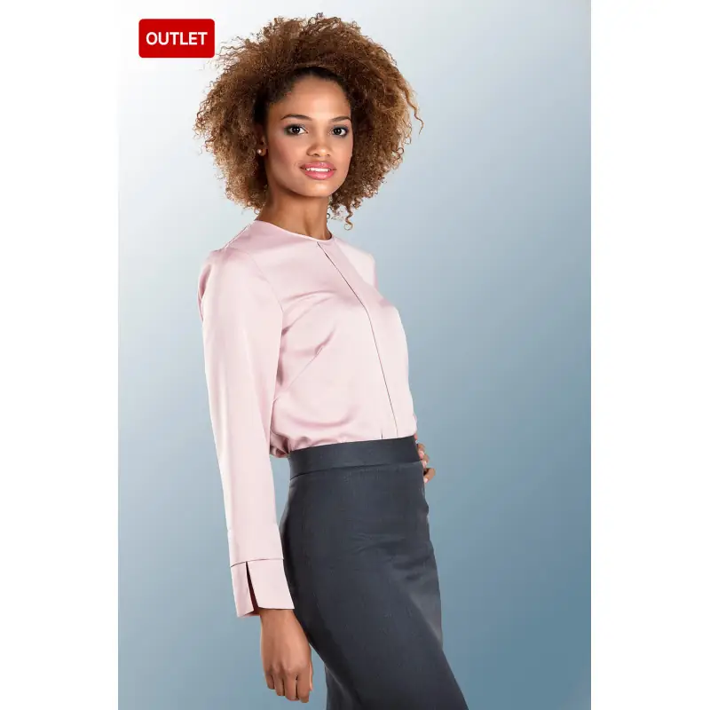 Blusa satén pliegue central Norvil 749 1 Blusa satén pliegue central Norvil 749 en rosa palo, vista de tres cuartos, sobre modelo.