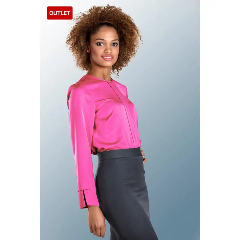 Blusa satén pliegue central Norvil 749 2 Blusa satén pliegue central Norvil 749 en fucsia, vista de tres cuartos, sobre modelo.