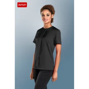Blusa satén pliegue central Norvil 7490 en negro, vista de tres cuartos, sobre modelo.