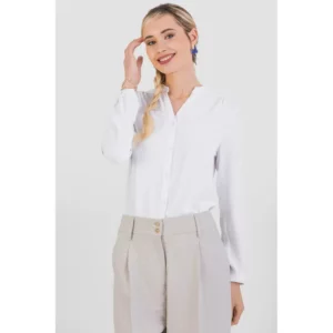 Blusa de mujer efecto arrugado Norvil 751 en blanco, vista frontal, sobre modelo.