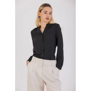 Blusa de mujer efecto arrugado Norvil 751 en negro, vista frontal, sobre modelo.