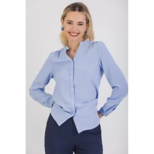 Blusa de mujer efecto arrugado Norvil 751 en lavanda, vista frontal, sobre modelo.