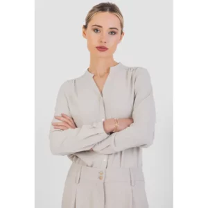 Blusa de mujer efecto arrugado Norvil 751 en crudo, vista frontal, sobre modelo.