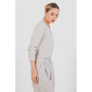 Blusa de mujer efecto arrugado Norvil 751 en crudo, vista de tres cuartos, sobre modelo.