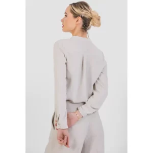 Blusa de mujer efecto arrugado Norvil 751 en crudo, vista trasera, sobre modelo.