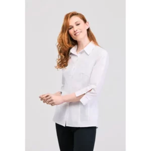 Camisa estructura de mujer Norvil 779 en blanco, vista de tres cuartos, sobre modelo.