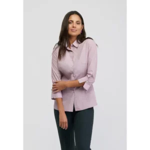 Camisa estructura de mujer Norvil 779 en granate, vista frontal, sobre modelo.