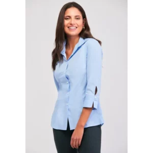 Camisa estructura de mujer Norvil 779 en lavanda, vista de tres cuartos, sobre modelo.