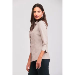Camisa estructura de mujer Norvil 779 en caramelo, vista de tres cuartos, sobre modelo.