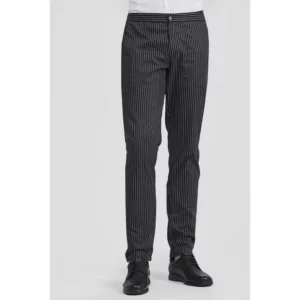 Pantalón cocina unisex Norvil 81 en raya diplomática, vista frontal, sobre modelo.