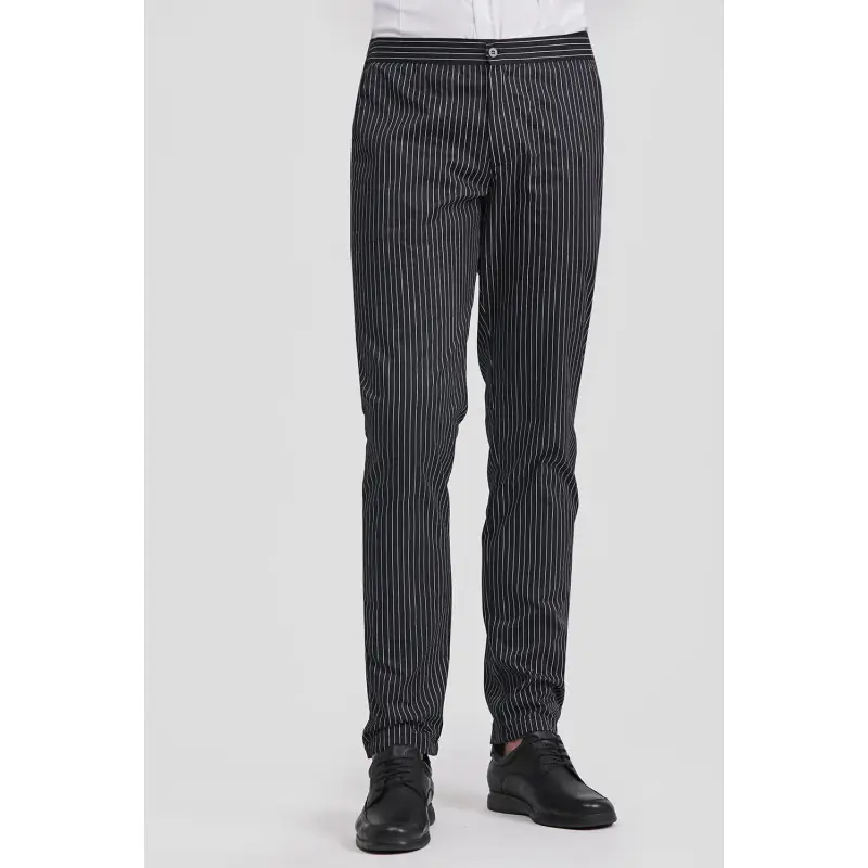Pantalón cocina unisex Norvil 81 1 Pantalón cocina unisex Norvil 81 en raya diplomática, vista frontal, sobre modelo.
