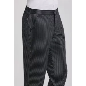 Pantalón cocina unisex Norvil 81 en raya diplomática, detalle de la prenda, sobre modelo y encuadre parcial.