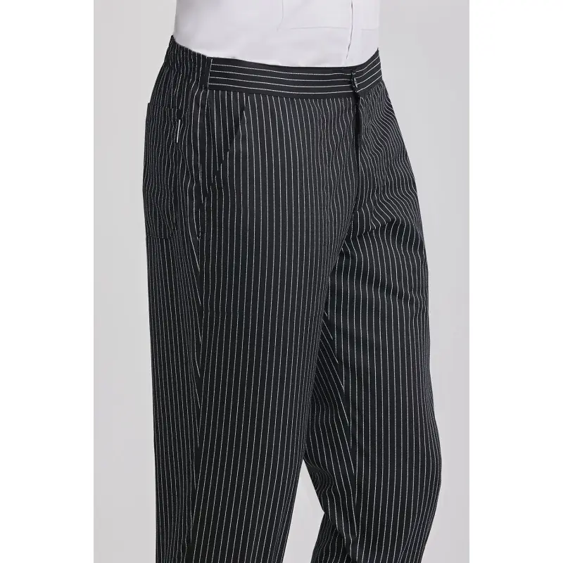 Pantalón cocina unisex Norvil 81 2 Pantalón cocina unisex Norvil 81 en raya diplomática, detalle de la prenda, sobre modelo y encuadre parcial.
