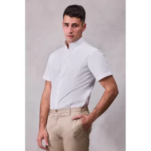 Camisa estructura de hombre Norvil 8170 en blanco, vista de tres cuartos, sobre modelo.