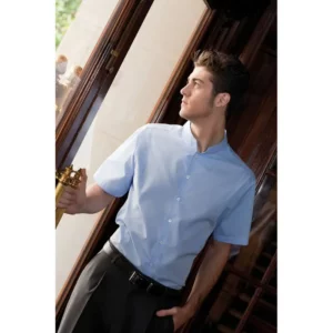 Camisa estructura de hombre Norvil 8170 en lavanda, vista de tres cuartos, sobre modelo.
