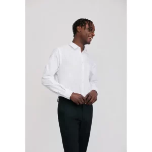 Camisa estructura de hombre Norvil 818 en blanco, vista de tres cuartos, sobre modelo.