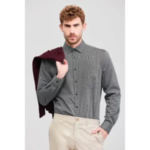 Camisa estructura de hombre Norvil 818 en gris oscuro, vista frontal, sobre modelo.