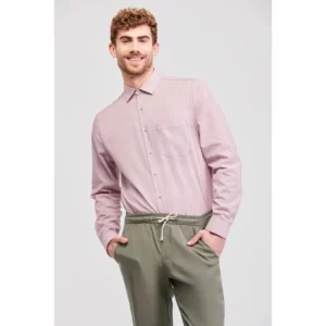 Camisa estructura de hombre Norvil 818 en granate, vista frontal, sobre modelo.