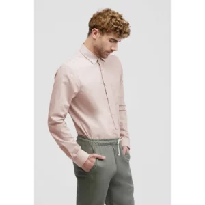 Camisa estructura de hombre Norvil 818 en caramelo, vista de tres cuartos, sobre modelo.