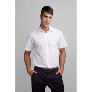 Camisa estructura de hombre Norvil 8180 en blanco, vista frontal, sobre modelo.