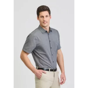 Camisa estructura de hombre Norvil 8180 en gris oscuro, vista de tres cuartos, sobre modelo.