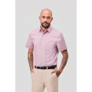 Camisa estructura de hombre Norvil 8180 en granate, vista frontal, sobre modelo.