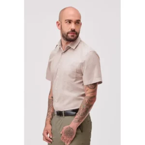 Camisa estructura de hombre Norvil 8180 en caramelo, vista de tres cuartos, sobre modelo.