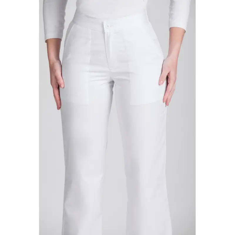 Pantalón sanitario unisex Norvil 82 1 Pantalón sanitario unisex Norvil 82 en blanco, vista frontal, sobre modelo y encuadre parcial.