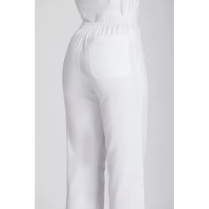 Pantalón sanitario unisex Norvil 82 en blanco, vista trasera, sobre modelo y encuadre parcial.