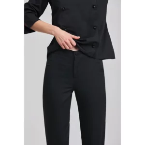 Pantalón cocina unisex Norvil 83 en negro, vista frontal, sobre modelo y encuadre parcial.