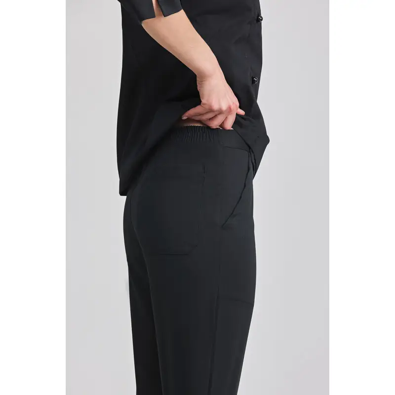 Pantalón cocina unisex Norvil 83 3 Pantalón cocina unisex Norvil 83 en negro, vista de tres cuartos, sobre modelo y encuadre parcial.
