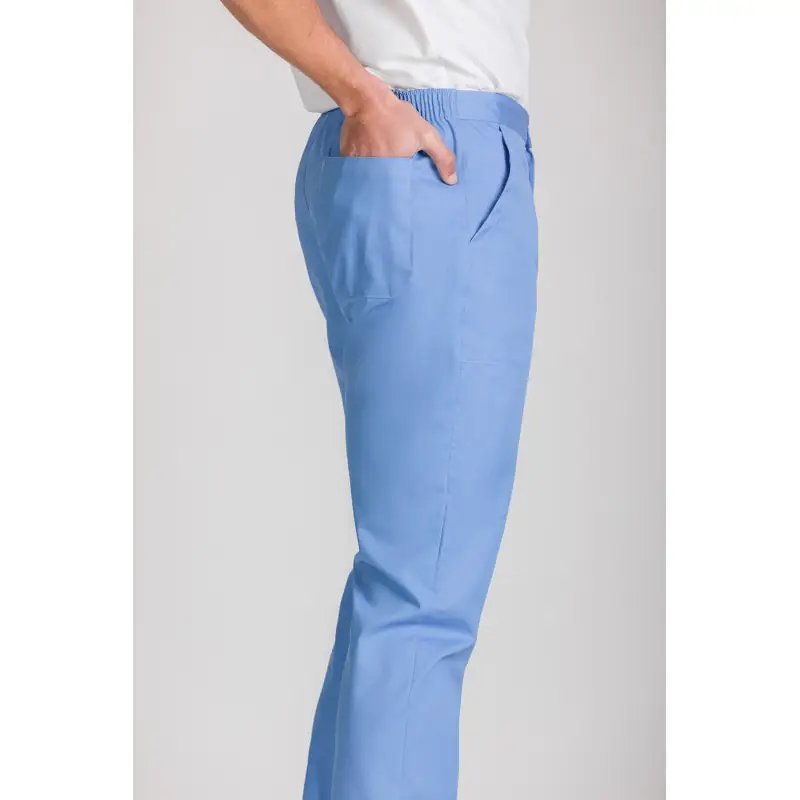 Pantalón cocina unisex Norvil 83 5 Pantalón cocina unisex Norvil 83 en celeste in, vista de tres cuartos, sobre modelo y encuadre parcial.