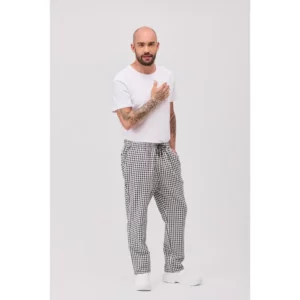 Pantalón cocina unisex Norvil 88 en negro, vista frontal, sobre modelo.